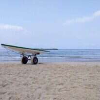 סירה שטוחה, שצורתה אדרתו של דג – וחרטומים לה בשני הצדדים. | רינה נקונצ'ני