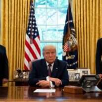 ג'ארד קושנר, דונלד טראמפ ומייק פנס בבית הלבן. | EPA