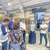 מתוך "המסע לעמק השווה": הקבוצה במערת המכפלה