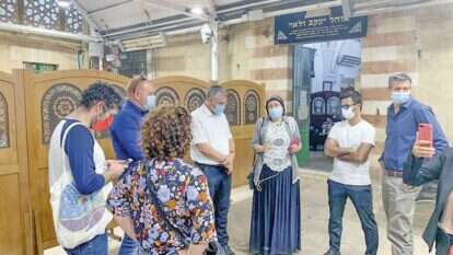 מתוך "המסע לעמק השווה": הקבוצה במערת המכפלה