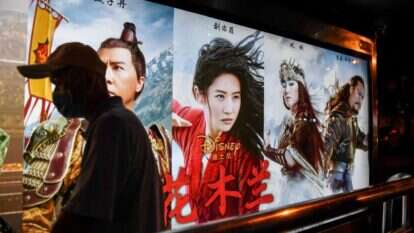 שלט חוצות סיני על הסרט מולאן. | EPA