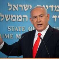 נתניהו נואם לפני יציאתו לנתב"ג לקראת החתימה. | EPA