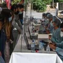 אזרחים בצרפת נרשמים לבדיקות מקדימות לזיהוי קורונה. | AFP אזרחים בצרפת נרשמים לבדיקות מקדימות לזיהוי קורונה. | AFP