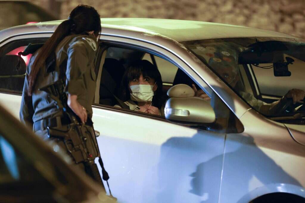 מחסום בכניסה לירושלים: | AFP מחסום בכניסה לירושלים: | AFP