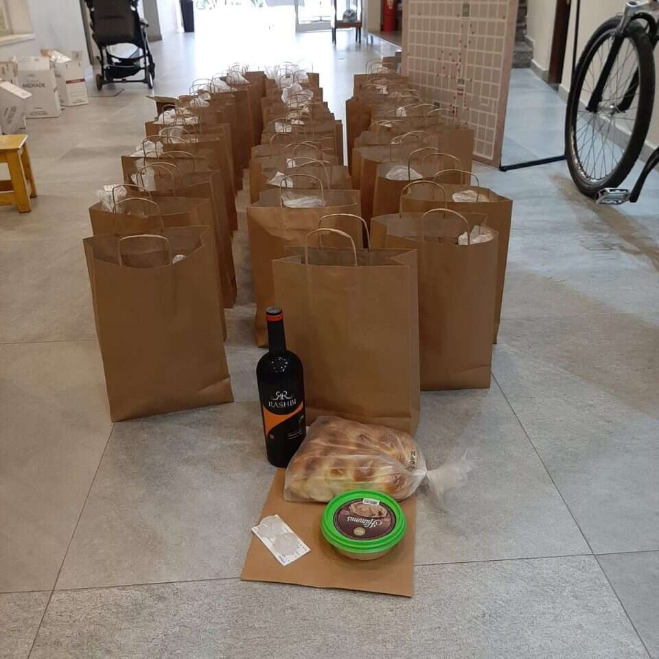 חבילות לראש השנה שהכינו שליחי "אור תורה" בארגנטינה. | יהודה ובתיה סטרול