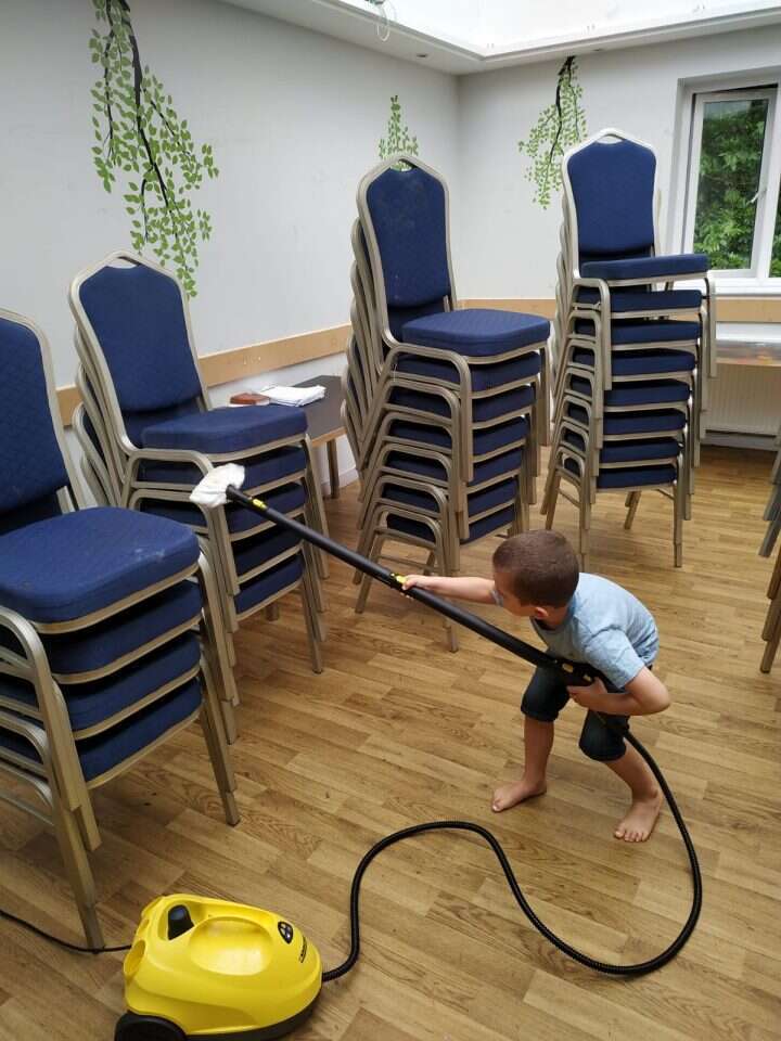 ניקוי כסאות בבית כנסת במנצ'סטר לקראת התפילה. | מתן וניני מילנר
