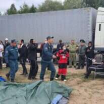 כוחות בלרוס מסייעים לחסידים שתקועים בגבול. | יצחק גולד