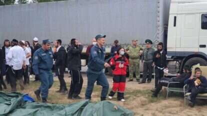 כוחות בלרוס מסייעים לחסידים שתקועים בגבול. | יצחק גולד