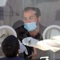 ביצוע בדיקת קורונה במתחם דרייב אין בישראל. | EPA ביצוע בדיקת קורונה במתחם דרייב אין בישראל. | EPA