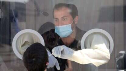 ביצוע בדיקת קורונה במתחם דרייב אין בישראל. | EPA ביצוע בדיקת קורונה במתחם דרייב אין בישראל. | EPA