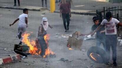 חברון. צעירים פלסטינים מוחים נגד הסכמי השלום. | EPA