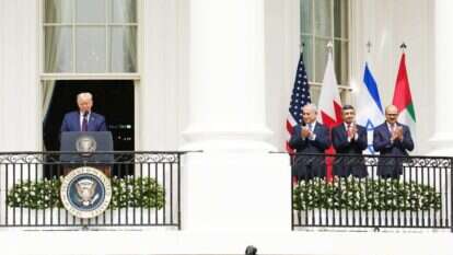 דונלד טראמפ עם נתניהו ושרי החוץ של איחוד האמירויות ובחריין, בבית הלבן. | EPA