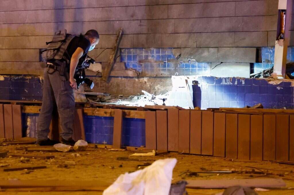 מקום נפילת אחת הרקטות באשדוד. | AFP מקום נפילת אחת הרקטות באשדוד. | AFP