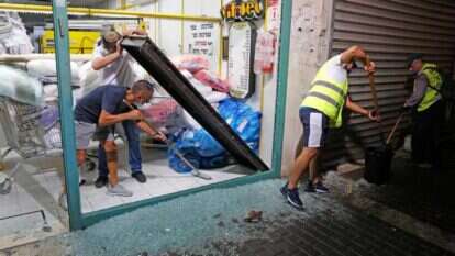 מכבסה באשדוד שנפגעה מירי הרקטות מעזה. | AFP מכבסה באשדוד שנפגעה מירי הרקטות מעזה. | AFP