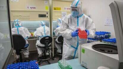 מעבדה לאיתור נגיף הקורונה // יולי 2020 , תמוז תש"ף. | יוסי זליגר, פלאש 90