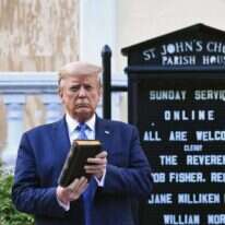 בשיאן של ההפגנות בוושינגטון הצטלם טראמפ עם תנ"ך בידו בפתח כנסייה שנפגעה במהומות, כמהלך של קריצה לבוחריו הלבנים־נוצרים. | AFP