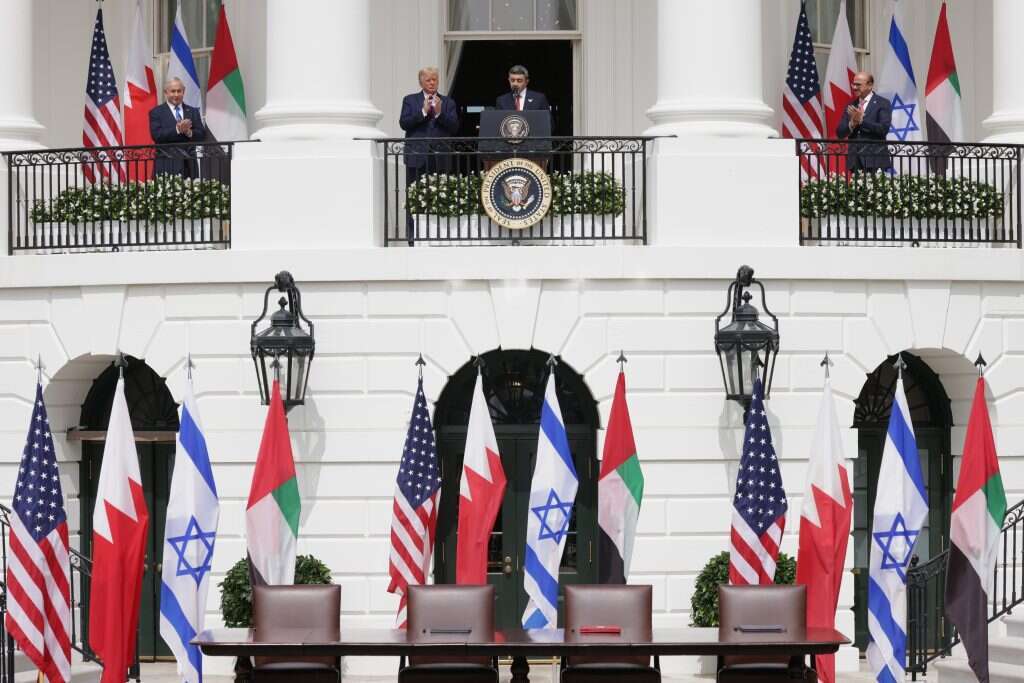 שר החוץ של בחריין, שר החוץ האמירותי, נשיא ארה"ב וראש ממשלת ישראל על מרפסת הבית הלבן, כ"ו באלול, 15.9 | | אלכס וונג, גטי אימג'ס שר החוץ של בחריין, שר החוץ האמירותי, נשיא ארה"ב וראש ממשלת ישראל על מרפסת הבית הלבן, כ"ו באלול, 15.9 | | אלכס וונג, גטי אימג'ס