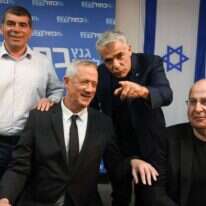 ראשי כחול לבן בראשית דרכה. | פלאש 90