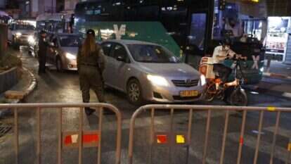 מחסום משטרתי ליד בני ברק, בתחילת החודש. | AFP