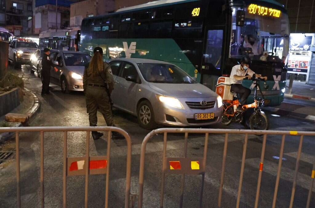 מחסום משטרתי ליד בני ברק, בתחילת החודש. | AFP