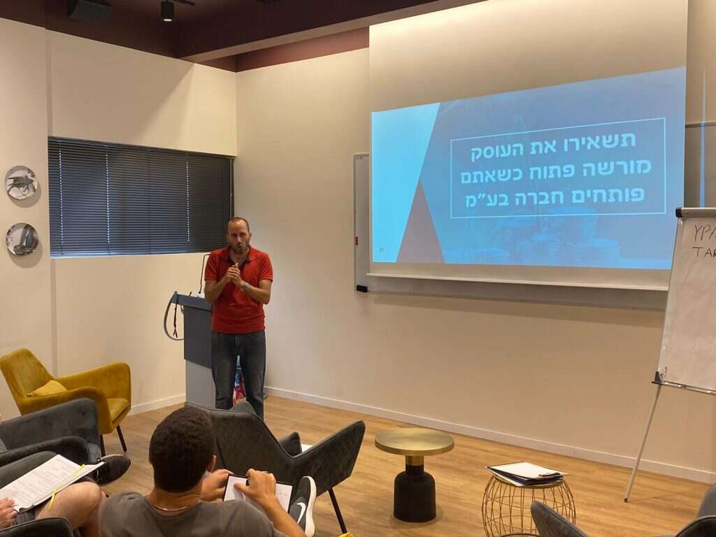 אורבך מרצה בקורס לעצמאים. | אריאל שנבל