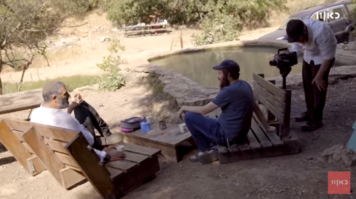 מסך מתוך הסדרה "רבנו", פרק 3, כאן 11