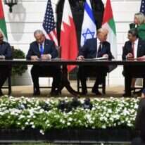 חתימה על הסכם השלום בוושינגטון. | AFP