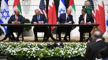 חתימה על הסכם השלום בוושינגטון. | AFP