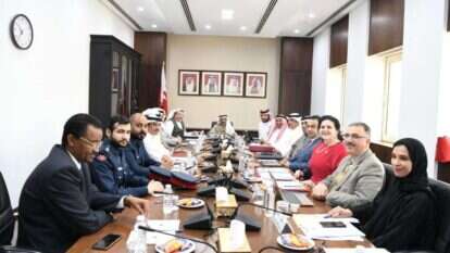 כדורי (בחולצה אדומה, מימין) בישיבה עם יהודים בחריינים. | הקהילה היהודית בבחריין