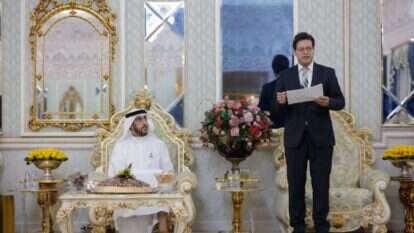 יו''ר בנק לאומי סאמר האג' יחיא וסגן המושל באמירויות אום אל-קיוין, עבדאללה אל-מועלא. | יח''צ לאומי