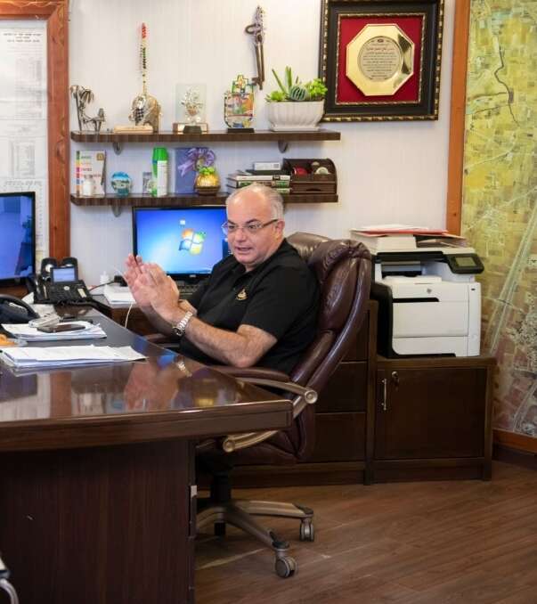 ראש העיר בלשכתו