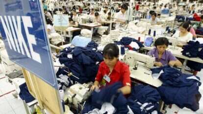 הרעב חוסל למעשה בווייטנאם, ומיליוני אנשים יכולים להרשות לעצמם תזונה איכותית יותר. עובדיות וייטנאמיות בקו ייצור של בגדי ספורט עבור "נייק", 2003. | AFP