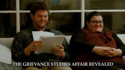 התיאוריות הביקורתיות מניחות שאפשר וצריך לערער הכול, חוץ מאשר את האקסיומות שלהן עצמן. ג'יימס א' לינדזי והלן פלקרוז לאחר קבלת מאמריהם לפרסום, מתוך סרטון על חשיפת הקלקול האקדמי ב"מדעי המרמור". | מסך