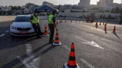 מחסום משטרתי בירושלים אוכף את הסגר. ספטמבר 2020. | AFP