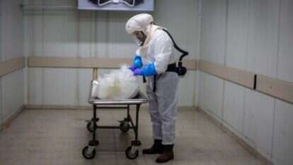 יעקב קורץ, קברן בבית העלמין חולון. | אריק סולטן