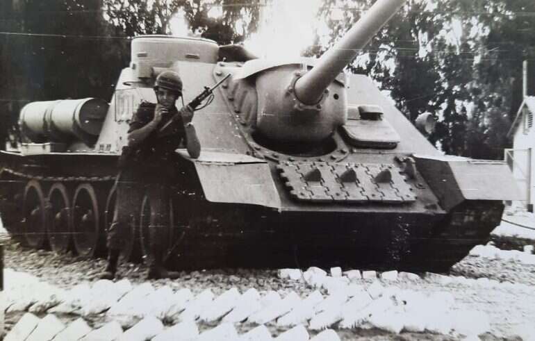 קנטור ליד הטנק בשירותו הצבאי. | אוסף פרטי