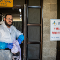 יעקב קורץ, קברן בבית העלמין חולון בכניסה לחדרי הטהרה למתי קורונה. | אריק סולטן