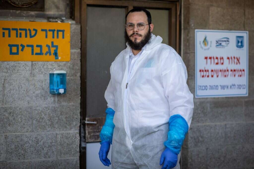יעקב קורץ בפתח חדר הטהרה המיוחד למתי קורונה בבית העלמין בת־ים־חולון. | אריק סולטן
