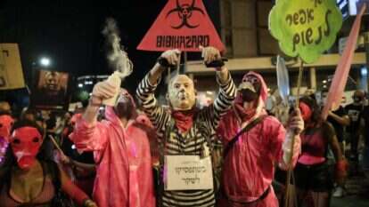 גם הליכודניקים המתונים ביותר לא יוצאים נקיים. הפגנה מול בית ראש הממשלה בירושלים. | EPA גם הליכודניקים המתונים ביותר לא יוצאים נקיים. הפגנה מול בית ראש הממשלה בירושלים. | EPA