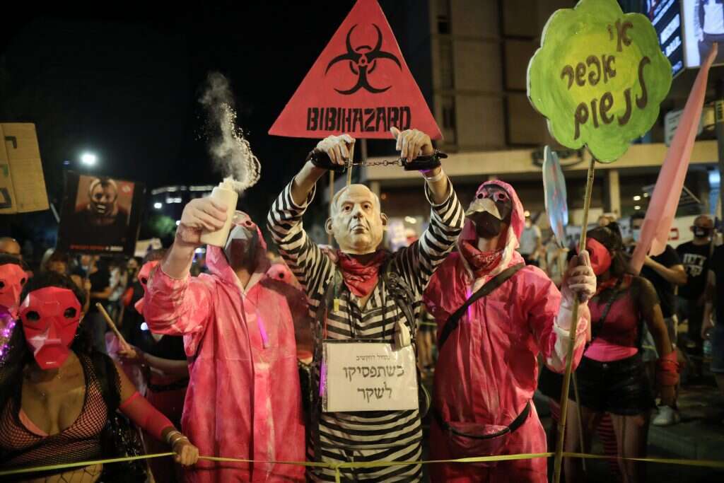 גם הליכודניקים המתונים ביותר לא יוצאים נקיים. הפגנה מול בית ראש הממשלה בירושלים. | EPA