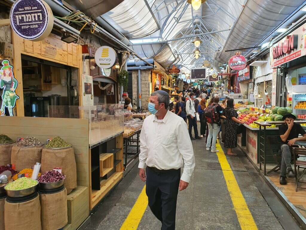 השר רפי פרץ בסיור במחנה יהודה. | צבי חורי