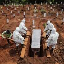 הדילמה הנוראית עלולה להפוך לתרחיש מציאותי. קבורת אדם שנפטר מקורונה באינדונזיה. | EPA