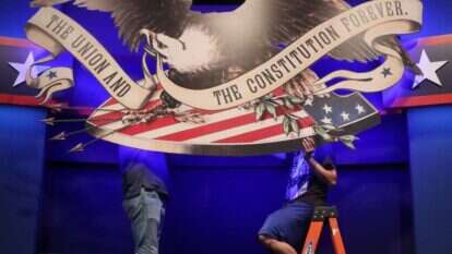 הכנות לקראת העימות הלילה. | EPA