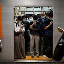 הרכבת התחתית בטוקיו בימי הקורונה. | איי.אף.פי