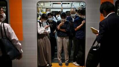 הרכבת התחתית בטוקיו בימי הקורונה. | איי.אף.פי הרכבת התחתית בטוקיו בימי הקורונה. | איי.אף.פי