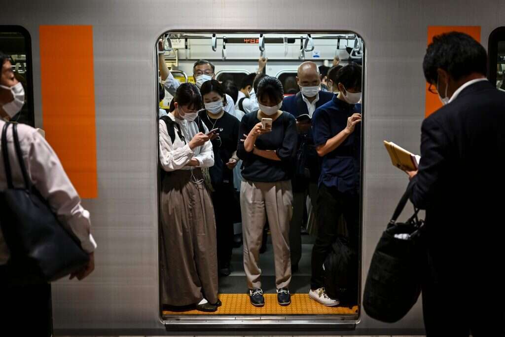 הרכבת התחתית בטוקיו בימי הקורונה. | איי.אף.פי