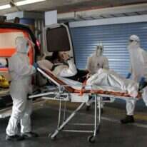 צוות מד"א עם חולה בבית חולים שערי צדק. אילוסטרציה | EPA