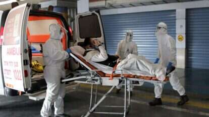 צוות מד"א עם חולה בבית חולים שערי צדק. אילוסטרציה | EPA צוות מד"א עם חולה בבית חולים שערי צדק. אילוסטרציה | EPA