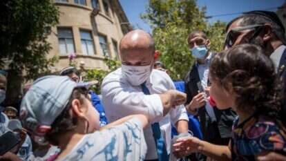 מביא עמו גישת ניהול שנהוגה בסביבות מורכבות ומסתגלות. נפתלי בנט בחלוקת מסכות בירושלים, אוגוסט 2020. | יונתן זינדל, פלאש 9