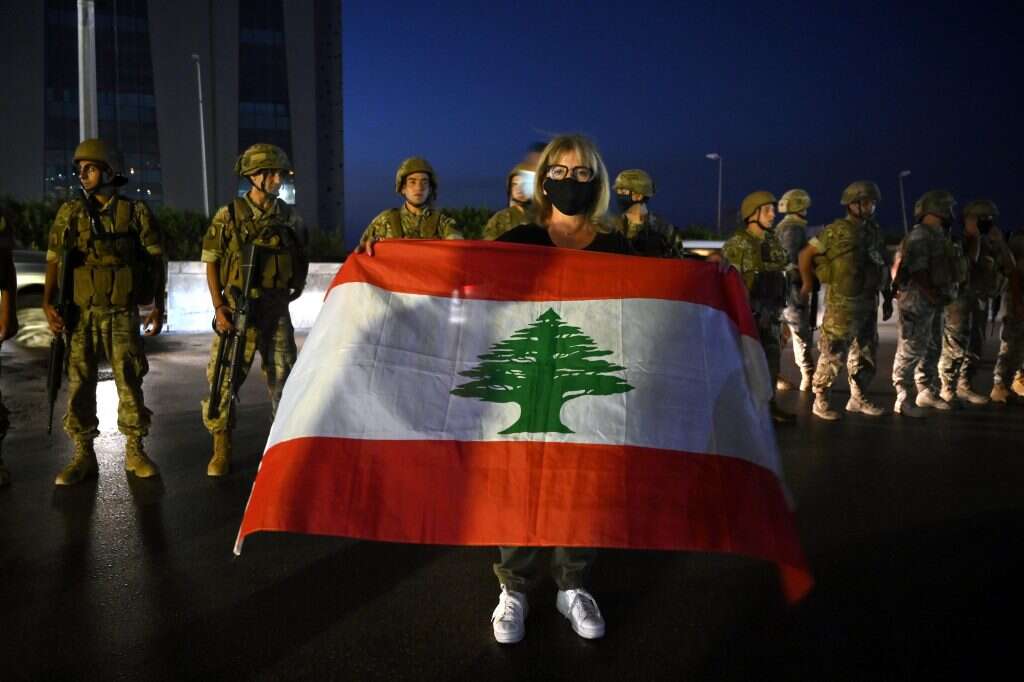 מפגינים נגד הממשלה בביירות. | EPA מפגינים נגד הממשלה בביירות. | EPA